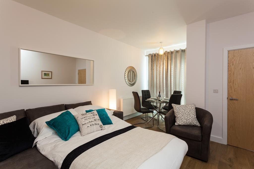 Self-Contained Town Centre One Bedroom Apartments By Helmswood Serviced Apartments Redhill  Exteriér fotografie