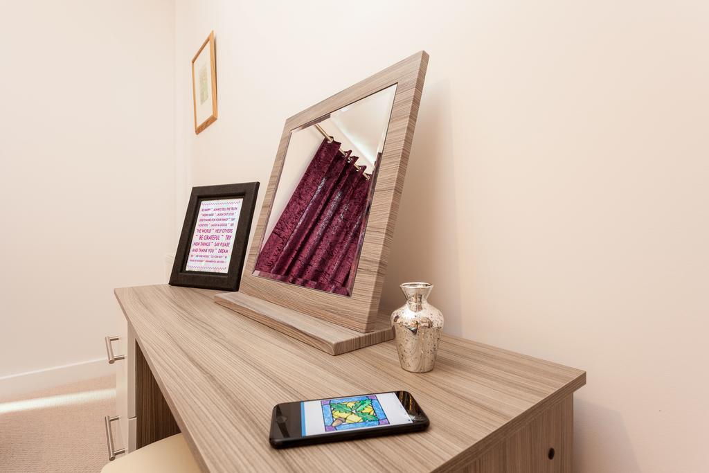 Self-Contained Town Centre One Bedroom Apartments By Helmswood Serviced Apartments Redhill  Exteriér fotografie