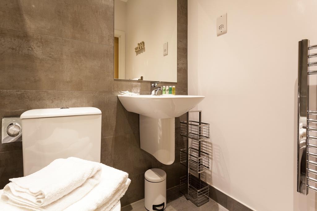 Self-Contained Town Centre One Bedroom Apartments By Helmswood Serviced Apartments Redhill  Exteriér fotografie