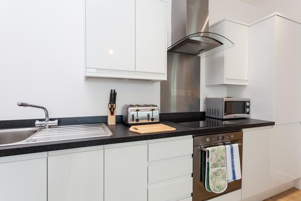 Self-Contained Town Centre One Bedroom Apartments By Helmswood Serviced Apartments Redhill  Exteriér fotografie