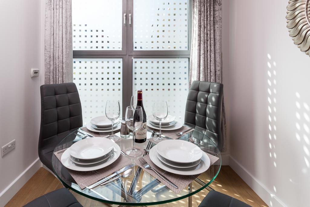 Self-Contained Town Centre One Bedroom Apartments By Helmswood Serviced Apartments Redhill  Exteriér fotografie