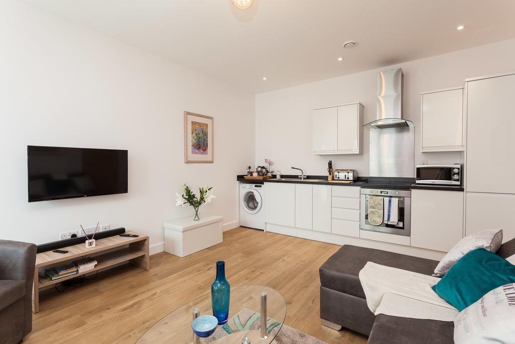 Self-Contained Town Centre One Bedroom Apartments By Helmswood Serviced Apartments Redhill  Exteriér fotografie
