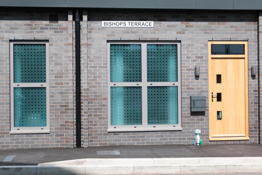 Self-Contained Town Centre One Bedroom Apartments By Helmswood Serviced Apartments Redhill  Exteriér fotografie