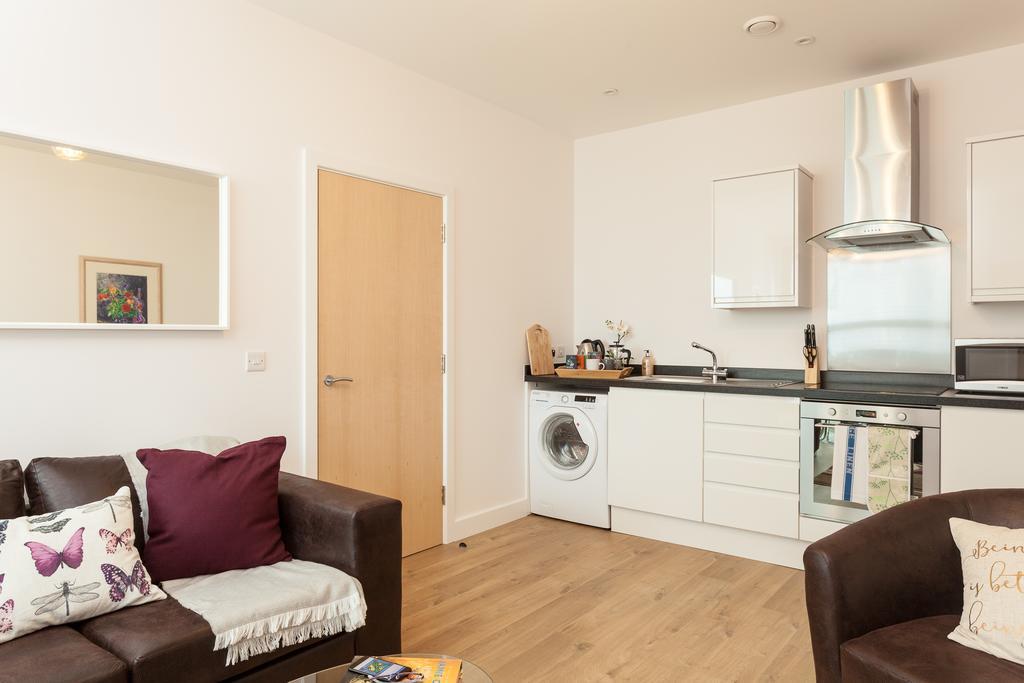 Self-Contained Town Centre One Bedroom Apartments By Helmswood Serviced Apartments Redhill  Exteriér fotografie