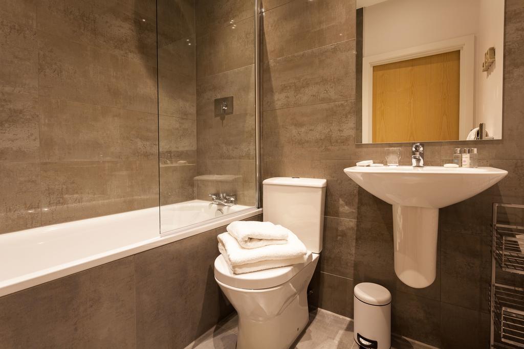 Self-Contained Town Centre One Bedroom Apartments By Helmswood Serviced Apartments Redhill  Exteriér fotografie
