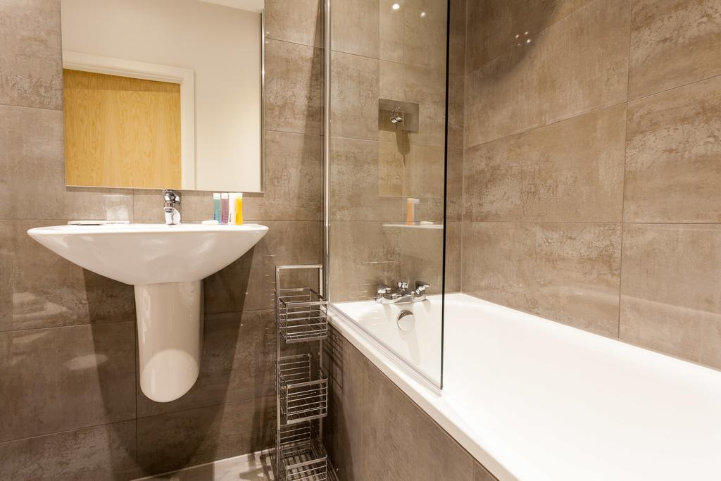 Self-Contained Town Centre One Bedroom Apartments By Helmswood Serviced Apartments Redhill  Exteriér fotografie